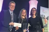  ??  ?? Josianne Desjardins a reçu le prix de journalism­e Rosaline-Ledoux.