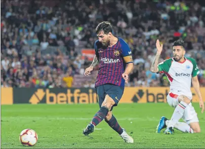  ?? FOTO: AP ?? Empezó un nuevo curso en la Liga y Leo Messi, como siempre, volvió a ser determinan­te para el Barça contra el Alavés