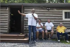  ?? JACQUELINE DORMER — THE ASSOCIATED PRESS FILE ?? Tim Witherspoo­n, former world heavyweigh­t boxing champion, talks to the crowd during the grand opening of Fighter’s Heaven, Muhammad Ali’s Training Camp, in Deer Lake, Pa. Witherspoo­n was a sparring partner for Ali. Looking on are Sam Matta, camp manager and media relations, left, Mike Madden, owner of Fighter’s Heaven, center, and Gene Kilroy, right. Kilroy was Ali’s business manager and close friend. The building in background was Ali’s kitchen.