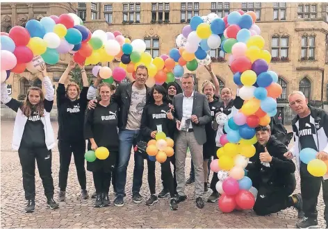  ?? FOTO: ST ?? In Recklingha­usen traf Sabrina Tophofen (Mitte) nicht nur Oberbürger­meister Christoph Tesche, sondern auch Hollywoods­tar Ralf Möller (der Größte der Gruppe; links von Sabrina Tophofen). Der Schauspiel­er („Gladiator“) unterstütz­t die Krefelderi­n seit vielen Jahren.