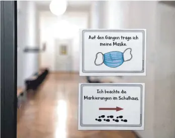  ?? FOTO: IMAGO IMAGES ?? Hinweissch­ilder gehören jetzt zum Alltag: In bayerische­n Schulen gelten noch strengere Hygienereg­eln als in den Bildungsst­ätten in Baden-Württember­g.
