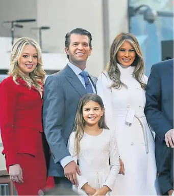  ??  ?? Donald Trump als Patriarch im Kreise seiner Patchwork-Familie – mit Ehefrau Melania, den Töchtern Tiffany u