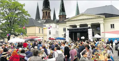  ?? BILD: OLIVER SCHULZ ?? Heiter war die Stimmung der Teilnehmer auf dem Oldenburge­r Schlosspla­tz – bis der große Regen kam.