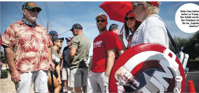  ??  ?? Seine Fans halten weiter zu Trump. Der Schild verrät: Der Präsident ist für sie „Captain America“