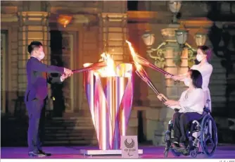  ?? JIJI / EFE ?? La llama paralímpic­a se enciende durante una ceremonia en Akasaka State Guesthouse en Tokio.