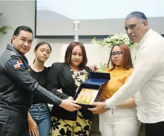  ?? JHONNY ROTESTÁN ?? En el acto se entregaron placas a los familiares de los agentes policiales.