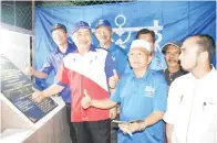  ??  ?? HAJIJI bersama Madius (kiri sekali) semasa melawat salah satu PDM BN Tuaran.