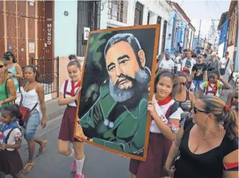  ?? JACK GRUBER, USA TODAY ?? The ashes of Fidel Castro pass Saturday through Céspedes Park in Santiago de Cuba, where he declared victory on Jan. 1, 1959.