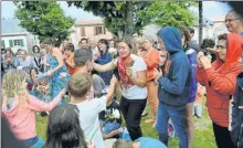  ??  ?? les enfants lui ont rendu ce qu’elle leur a enseigné