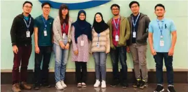  ??  ?? Pelajar UTM yang menjalani latihan amali merakamkan gambar kenangan di Pejabat Intel, Kulim Hi-tech Park, Kedah, baru-baru ini.
Language), C-programmin­g, Perl VLSI Gred
