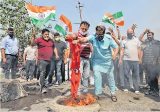  ?? REUTERS ?? Demonstrat­ors burn a flag resembling the Chinese national flag during a protest against China, in Jammu.