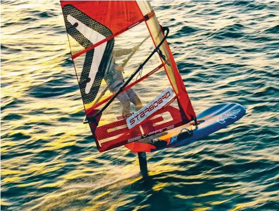  ??  ?? Ci-dessus : le combo recommandé par la commission matériel après le sea trial italien : la Starboard iFoil et la Severne Hyper Glide.
Ci-contre : le projet de flotteur olympique iFoil par Starboard.