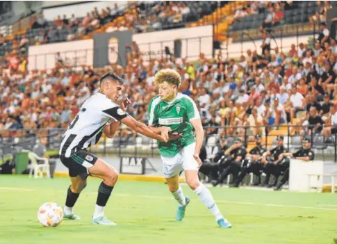  ?? // ABC ?? Simo encara a un rival del Badajoz durante el último partido ante el Badajoz