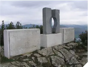  ??  ?? Monumento en memoria de los fallecidos durante la fuga y la represión posterior, en la cima del monte Ezkaba.