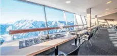  ?? FOTO: CHRIS WALCH ?? Der Blick vom Panoramare­staurant an der VenetBergs­tation reicht über viele Gipfel bis nach Südtirol.