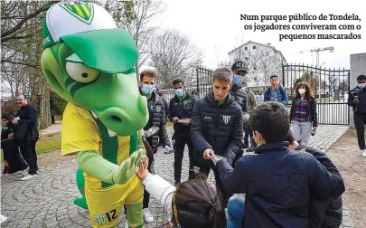  ?? ?? Num parque público de Tondela, os jogadores conviveram com o
pequenos mascarados