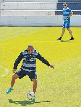  ?? (PEDRO CASTILLO) ?? Dibuje. “El Cholo” y la pelota, una sociedad inalterabl­e.