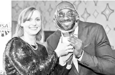  ?? — AFP photo ?? Kobe Bryant (right) holds Katie Ledecky’s Golden Goggle Award for Female Athlete of the Year during the USA Swimming Golden Goggle Awards at J.W. Marriot at LA in Los Angeles, California in this Nov 19, 2017 file photo.