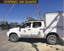  ??  ?? MEDICINA LEGAL RETIRA EL CADÁVER DE UN HOMBRE ASESINADO EN MONTES DE SAN BARTOLO V, SOYAPANGO.