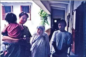  ??  ?? Gautam Lewis (R) with Mother Teresa (C) and his adoptive mother Patricia (L)