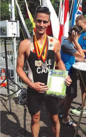  ??  ?? Le cpl Alexandre Boulé, pose fièrement avec les deux médailles qu’il a remporté lors du Championna­t internatio­nal militaire de triathlon sanctionné par le Conseil internatio­nal du sport militaire.