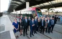  ??  ?? Le tram, salué par les acteurs du projet, à l’arrêt devant le terminal .