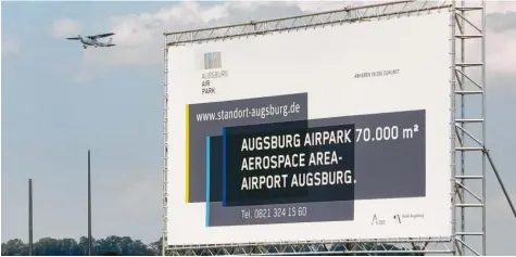  ?? Fotos: Klaus Rainer Krieger ?? Mit großen Transparen­ten wird der Airpark beworben. Anfangs lief die Vermarktun­g der Gewerbeflä­chen eher zäh. Nun läuft es besser.