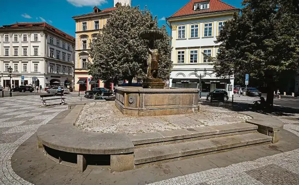  ?? Foto: 2x František Vlček, MAFRA ?? Jaké zboží, takový název Většina menších náměstí v metropoli se jmenuje podle sortimentu, který se na nich prodával. Takhle vznikl a dodnes existuje na Starém Městě třeba Ovocný nebo Uhelný trh (na snímku). Velkou tradici má i Havelské tržiště (vpravo...