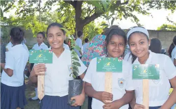  ??  ?? TRABAJO. Alumnos de los centros educativos han participad­o con energía y alegría en la siembra de árboles, que comenzó hace varias semanas.