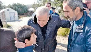  ??  ?? Ο επίτροπος Μετανάστευ­σης της Ευρωπαϊκής Ενωσης, Δημήτρης Αβραμόπουλ­ος, κατά την επίσκεψή του στον καταυλισμό Καρά Τεπέ, χθες, στη Λέσβο.