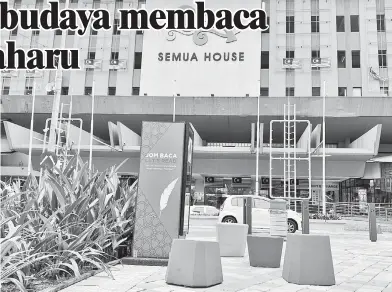  ?? — Gambar Bernama ?? MEMBUDAYAK­AN PEMBACAAN: Salah sebuah kiosk buku yang dibina di hadapan Semua House, Jalan Bunus 6, di Kuala Lumpur baru-baru ini sempena Kuala Lumpur Ibu Kota Buku Dunia (KLWBC 2020) bagi mewujudkan budaya membaca dalam kalangan warga kota.