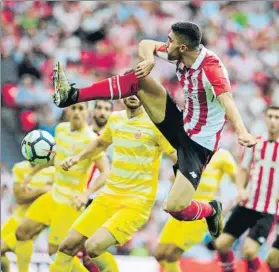  ?? FOTO: JUAN ECHEVERRÍA ?? Contundent­e Unai Núñez salta para cortar un balón durante el partido