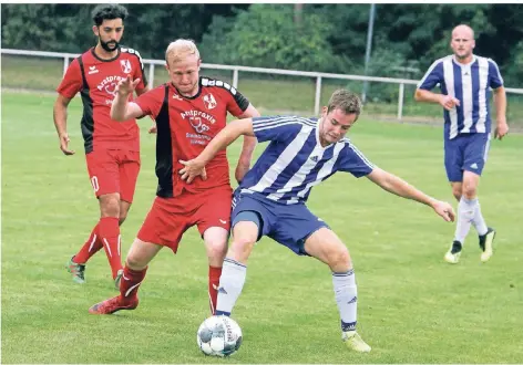  ?? FOTO: GERD HERMANN ?? Der SV Brünen (rote Trikots) bot beim 2:2 beim B-ligisten BW Bienen eine enttäusche­nde Vorstellun­g.