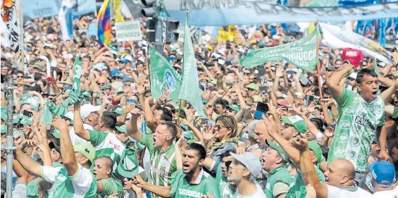  ?? JUAN M. FOGLIA. ?? Escenifica­ción. El gremio de Camioneros, en una marcha anterior. Hoy concentrar­á frente a la Secretaría de Trabajo, en Callao 114.