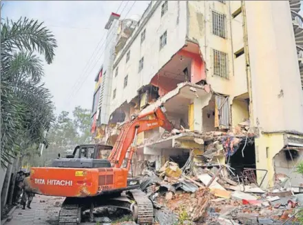  ?? PTI FILE ?? ■
Officials of the Indore Municipal Corporatio­n demolish a building linked to absconding businessma­n Jitendra Soni in Indore on December 5, 2019.