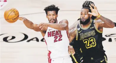  ?? ap ?? Con una colosal actuación en el quinto compromiso, Jimmy Butler (22), aquí ante la defensa de LeBron James, evitó la eliminació­n del Heat y forzó un sexto partido.