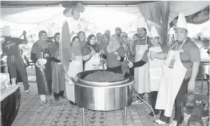  ??  ?? PENDUDUK kampung bergotong-royong memasak sempena program kenduri Hari Wilayah Persekutua­n 2017.