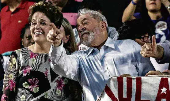  ?? Eduardo Anizelli/ Folhapress ?? Dilma Rousseff e Lula, durante evento promovido pelo petista em Ipatinga (MG), nesta segunda-feira (23), na abertura de caravana por Minas Gerais