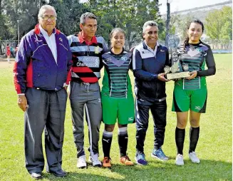  ??  ?? Directivos de LOFMI otorgaron los trofeos al campeón y subcampeón.