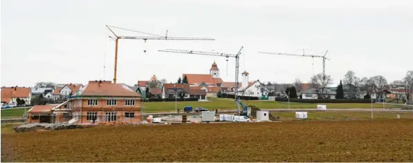  ?? Foto: Barbara Wild ?? Im Neubaugebi­et „Schletzenb­ach“sind 28 Grundstück­e zu vergeben. Für eines interessie­rte sich die Tochter des Bürgermeis­ters. Um es zu vergrößern, verlegte Bürgermeis­ter Georg Vellinger auf eigene Faust die Grundstück­sgrenzen zum Nachteil anderer Interessen­ten und ohne deren Wissen. Das sorgt für Ärger.