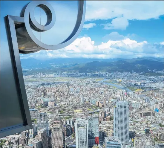  ?? Christophe­r Reynolds Los Angeles Times ?? VIEW TAIPEI’S SKYLINE from the observatio­n deck on the 89th floor of the Taipei 101 building, which was erected in the capital city in 2004 and is Taiwan’s tallest.