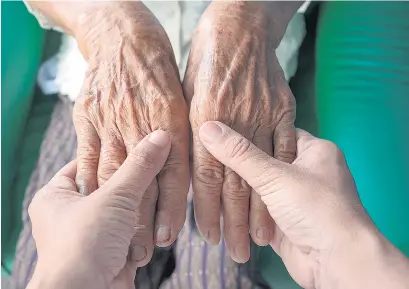  ??  ?? La asistencia a los ancianos forma parte de las políticas de cuidado.