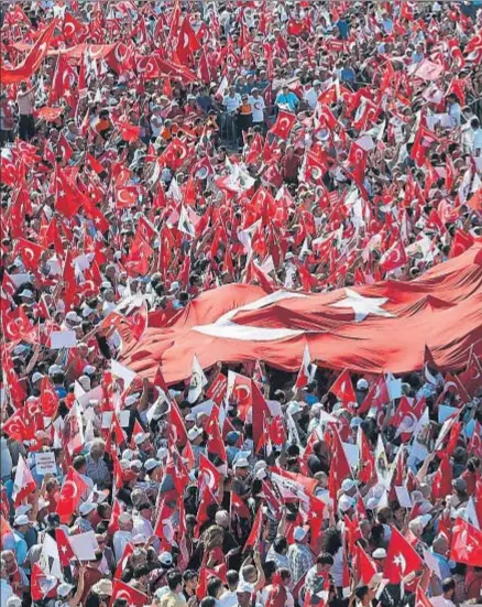  ?? TOLGA BOZOGLU / EFE ?? Miles de personas llenaron de banderas turcas la plaza Taksin de Estambul, ayer en la manifestac­ión