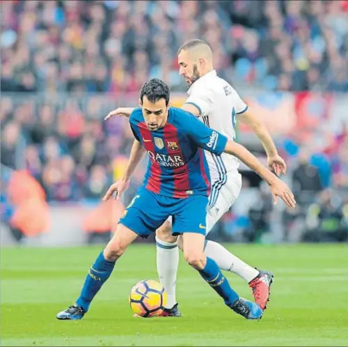  ?? MANÉ ESPINOSA ?? Sergio Busquets protege el balón ante la presión de Benzema