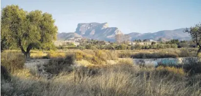  ?? ?? Die Berge Silla del Cid (mit zwei seitlichen Spitzen) und El Cid (rechts) erzählen eine Legende.