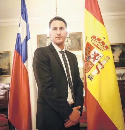  ??  ?? ► Beñat San José atendió a La Tercera después se ser homenajead­o en la embajada de España.