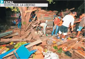  ??  ?? El chalet sobre el que pasó el camión quedó completame­nte destruido y ocho personas resultaron afectadas, de los cuales murieron cinco.