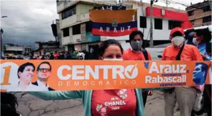  ??  ?? APOYO. Simpatizan­tes del candidato a la presidenci­a Andrés Araúz el 16 de marzo de 2021, en Quito. Foto. EFE