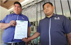  ?? TORREJOS ?? Mandaue City Mayor Luigi Quisumbing and Vice Mayor Carlo Fortuna show a copy of the civil case they filed to recover the property sold by former mayor Jonas Cortes in 2015. JOY