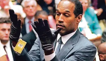  ?? FOTO: DPA ?? O.J. Simpson im Gerichtssa­al mit den Handschuhe­n, die seine Schuld beweisen sollten. Später wurde er freigespro­chen. Eine fünfteilig­e Dokumentat­ion, die heute und morgen auf Arte gezeigt wird, erzählt die Geschichte seines Lebens.